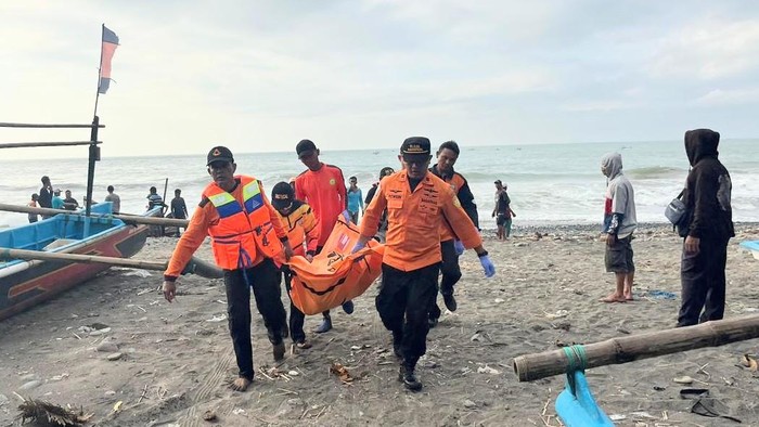 Petugas mengevakuasi jenazah korban hilang di Pantai Watu Bale, Desa Pasir, Kecamatan Ayah, Kebumen pada Senin (30/3/2026).