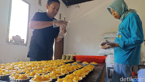 Pie nanas, oleh-oleh khas Kota Blitar.
