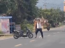 Pria ODGJ Ngamuk Tutup Jalan Poros Pinrang-Polman gegara Palu Hilang