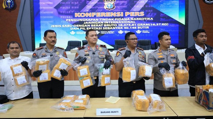 Polda Riau membongkar jaringan internasional narkoba dan menyita sabu dan ekstasi senilai Rp 31 miliar, Senin (30/3/2026).