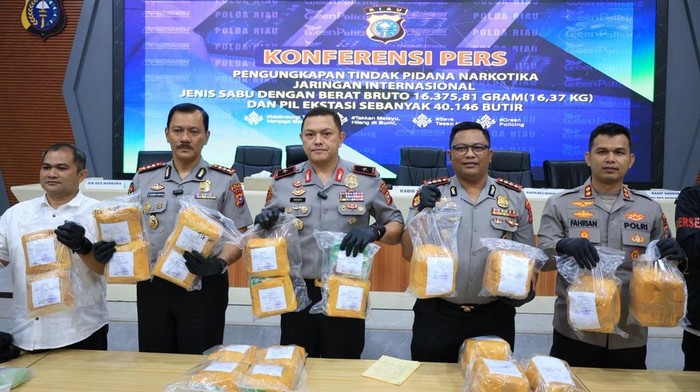 Polda Riau membongkar jaringan internasional narkoba dan menyita sabu dan ekstasi senilai Rp 31 miliar, Senin (30/3/2026).