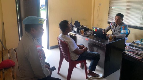 Anggota Polres Malaka, Aipda Melky Dapawole saat diperiksa Propam Polres Malaka, terkait keterlibatannya sebagai bandar judi bola guling, Minggu (29/3/2026). (Dok. Polres Malaka).