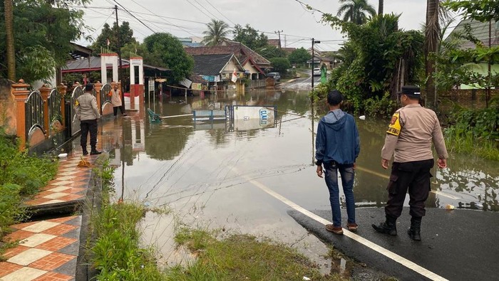 Polisi melakukan monitoring di lokasi banjir di OKU