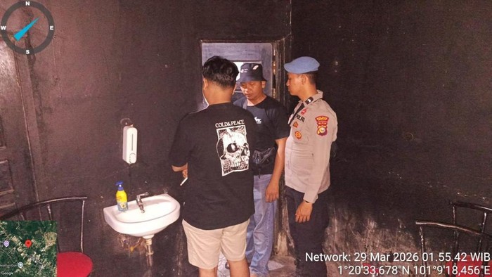 Polisi melakukan razia dan melakukan tes urine terhadap pengelola dan pengunjung tempat karaoke di Kabupaten Bengkalis, Provinsi Riau, pada Minggu (29/3/2026) dini hari.