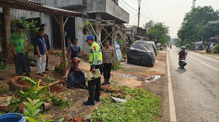 Bocah 9 tahun di Jepara tewas usai tertabrak satu unit mobil yang melintas di depan rumahnya. Saat itu korban sedang bermain di halaman rumah.