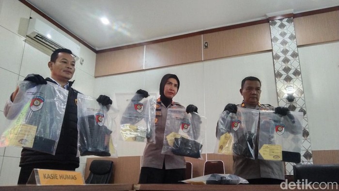 Polisi menunjukkan barang bukti penculikan pedagang angkringan di Majalengka