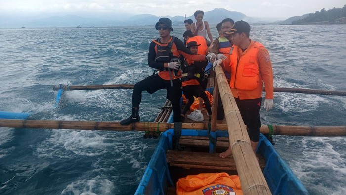 Proses evakuasi korban dari perairan Sangrawayang