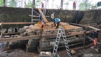 Pemugaran Candi Losari masih berlangsung hingga Oktober 2026. Saat ini proses masuk tahap fondasi dan penguatan struktur karena debit air bawah tanah di lokasi cukup tinggi.(Eko Susanto/detikJateng)