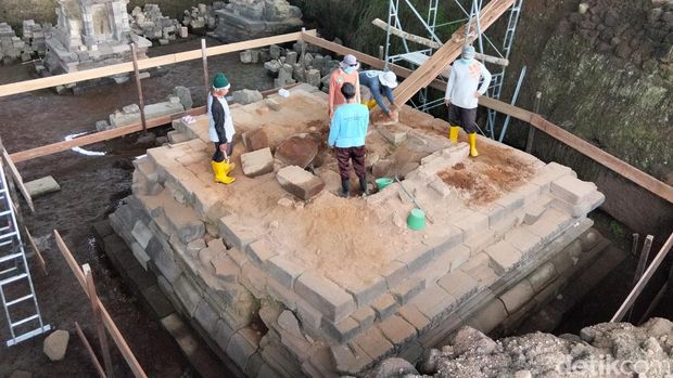 Proses pemugaran Candi Losari, di Dusun Losari, Desa Salam, Kecamatan Salam, Kabupaten Magelang, Senin (30/3/2026).