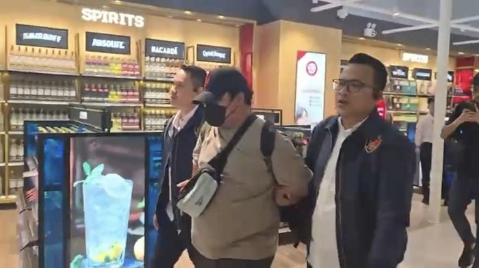 Proses penangkapan pelaku penggelapan di Bandara Kualanamu, Deli Serdang, Sumatera Utara. (dok. Ditreskrimsus Polda Sumut)