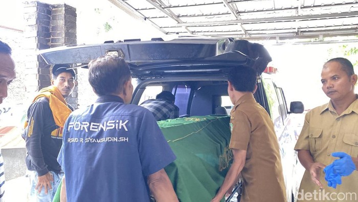 Proses visum pria yang ditemukan tewas di parit