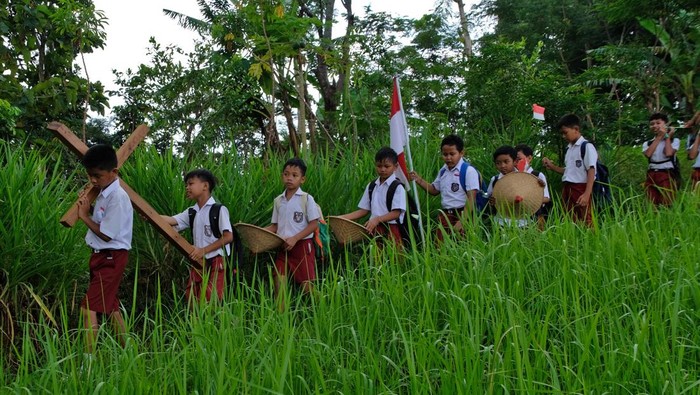 Sejumlah pelajar SD Kanisius Kenalan mengikuti prosesi jalan salib di kawasan Pegunungan Menoreh Desa Kenalan, Borobudur, Magelang, Jawa Tengah Senin (30/3/2026). Kegiatan napak tilas kisah sengsara Yesus Kristus yang menempuh jarak 4 kilometer tersebut mengusung tema Jalan Salib Pemerdekaan yang bertujuan menumbuhkan kepedulian lingkungan, menjaga ketahanan pangan dan menumbuhkan kasih kepada alam bagi generasi muda. ANTARA FOTO/Anis Efizudin/sgd