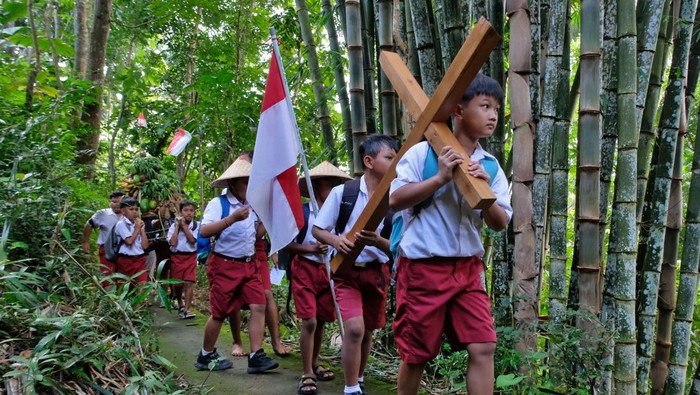 Sejumlah pelajar SD Kanisius Kenalan mengikuti prosesi jalan salib di kawasan Pegunungan Menoreh Desa Kenalan, Borobudur, Magelang, Jawa Tengah Senin (30/3/2026). Kegiatan napak tilas kisah sengsara Yesus Kristus yang menempuh jarak 4 kilometer tersebut mengusung tema Jalan Salib Pemerdekaan yang bertujuan menumbuhkan kepedulian lingkungan, menjaga ketahanan pangan dan menumbuhkan kasih kepada alam bagi generasi muda. ANTARA FOTO/Anis Efizudin/sgd