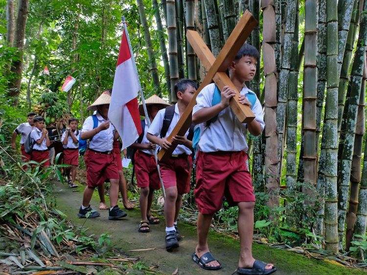 Prosesi Jalan Salib di Menoreh Tanamkan Kepedulian Sejak Dini