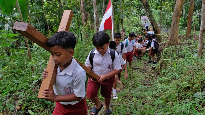 Sejumlah pelajar SD Kanisius Kenalan mengikuti prosesi jalan salib di kawasan Pegunungan Menoreh Desa Kenalan, Borobudur, Magelang, Jawa Tengah Senin (30/3/2026). Kegiatan napak tilas kisah sengsara Yesus Kristus yang menempuh jarak 4 kilometer tersebut mengusung tema Jalan Salib Pemerdekaan yang bertujuan menumbuhkan kepedulian lingkungan, menjaga ketahanan pangan dan menumbuhkan kasih kepada alam bagi generasi muda. ANTARA FOTO/Anis Efizudin/sgd