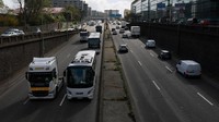 Pengusaha transportasi mengeluhkan lonjakan biaya operasional akibat kenaikan harga bahan bakar dalam beberapa pekan terakhir. Foto: REUTERS/Stephanie Lecocq