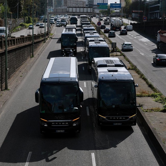 Protes BBM Mahal, Truk dan Bus Melaju Lambat di Paris