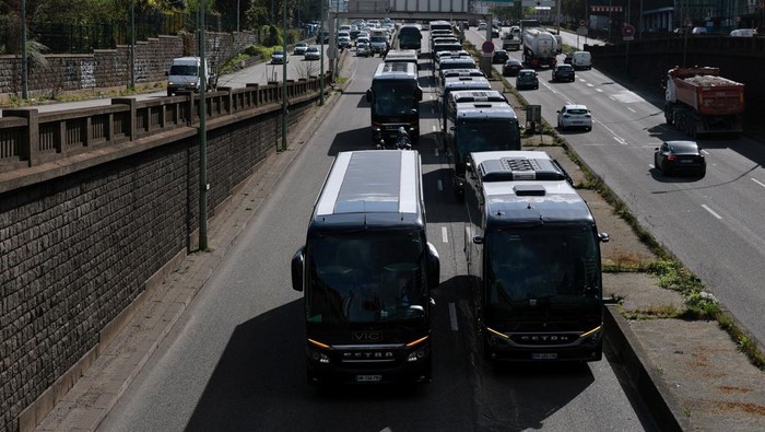 French truck drivers and bus drivers drive at reduced speed on the Paris ring road during a road transport sector protest against the rise of fuel prices and to demand increased support from the French government, France, March 30, 2026. REUTERS/Stephanie Lecocq