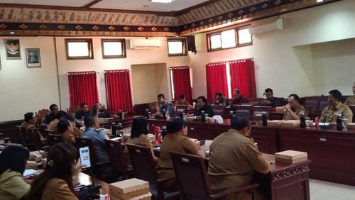 Rapat Kerja Komisi II bersama OPD di Ruang Rapat DPRD Tabanan, Senin (30/3/2026). (Krisna Pradipta/detikBali)