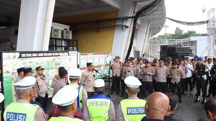 Ribuan personel gabungan Polri-TNI mengamankan Internasional FIFA Series Indonesia melawan Bulgaria di GBK, Senin (30/3/2026).