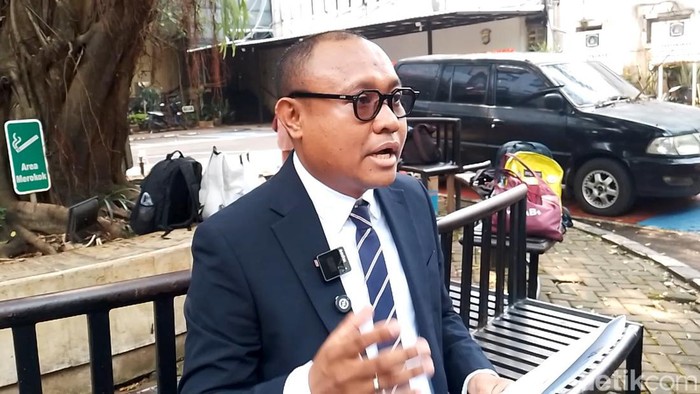 Kuasa hukum Richard Lee, Abdul Haji Talaohu, di Polda Metro Jaya, Senin (30/3/2026).