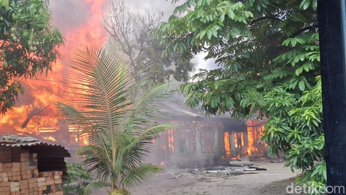 Rumah kontrakan kebakaran di Pekanbaru.