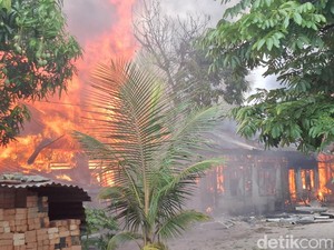 8 Petak Rumah Kontrakan di Pekanbaru Terbakar