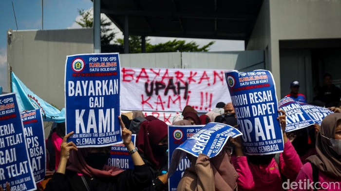 Buruh pabrik garmen di Kalasan, Sleman, menggelar demo di depan perusahaan. Mereka menuntut pembayaran gaji yang belum dibayarkan selama tiga bulan.
