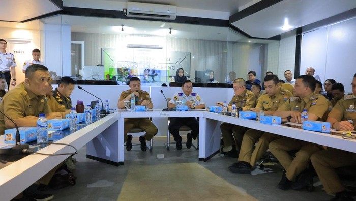 Sekda Palembang Aprizal Hasyim pimpin rapat internal untuk selesaikan permasalahan lampu jalan