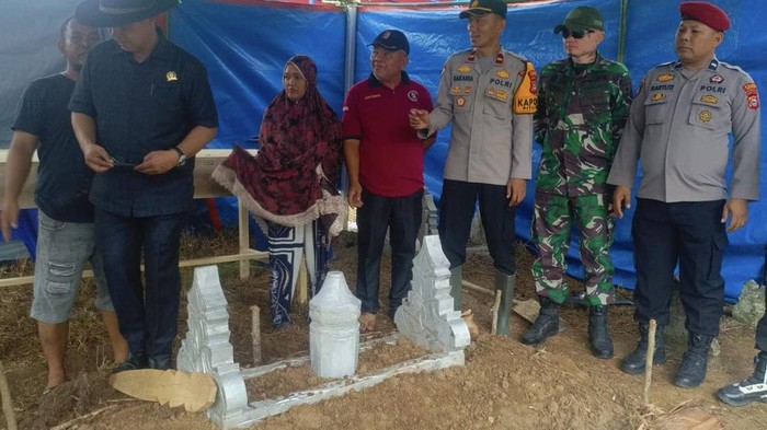 Makam Muh Taufik dibongkar untuk autopsi setelah keluarga curiga ia tewas dianiaya petugas rutan. Proses autopsi diharapkan ungkap penyebab kematian.