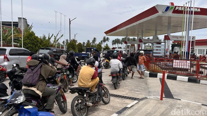Antrean untuk mengisi BBM di SPBU Paleteang Kabupaten Pinrang, Sulawesi Selatan (Sulsel).