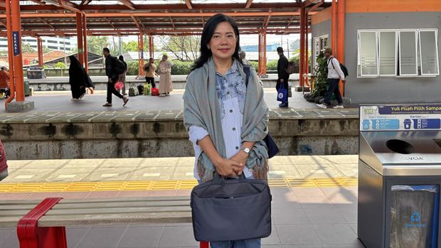 Salah satu penumpang KRL, Yolanda (43),