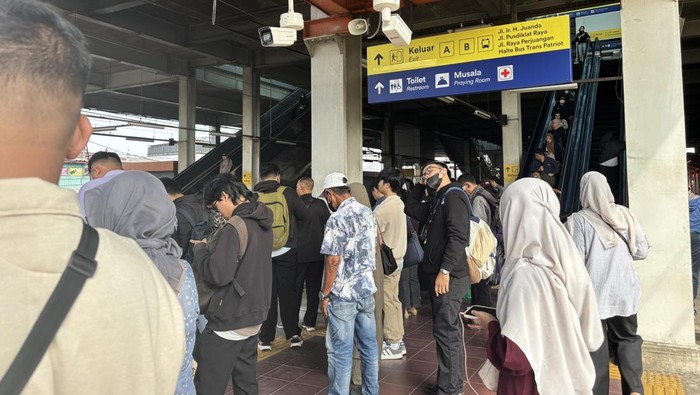 Stasiun Bekasi Kembali Dipadati Penumpang di Senin Pertama Usai Libur Lebaran