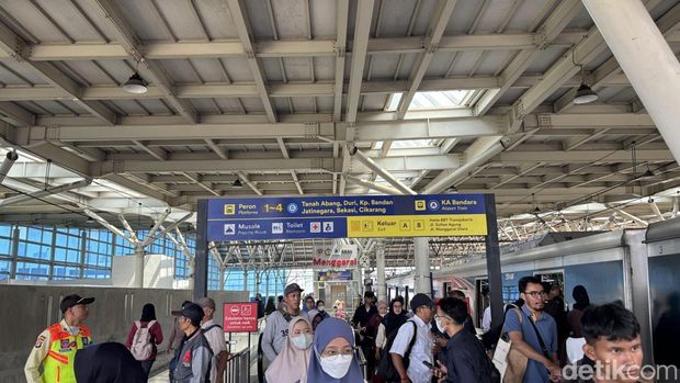 Stasiun Manggarai mulai kembali dipadati penumpang pada Senin pertama usai libur Lebaran. Para pekerja Ibu Kota mulai kembali beraktivitas menggunakan KRL. (Rachma I/detikcom)