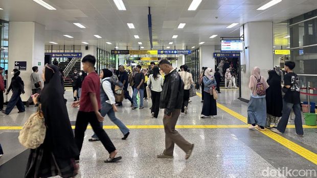 Stasiun Manggarai mulai kembali dipadati penumpang pada Senin pertama usai libur Lebaran. Para pekerja Ibu Kota mulai kembali beraktivitas menggunakan KRL. (Rachma I/detikcom)