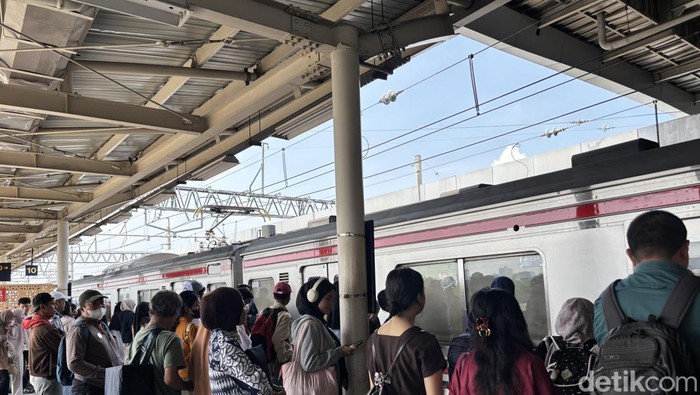 Stasiun Manggarai mulai kembali dipadati penumpang pada Senin pertama usai libur Lebaran. Para pekerja Ibu Kota mulai kembali beraktivitas menggunakan KRL. (Rachma I/detikcom)