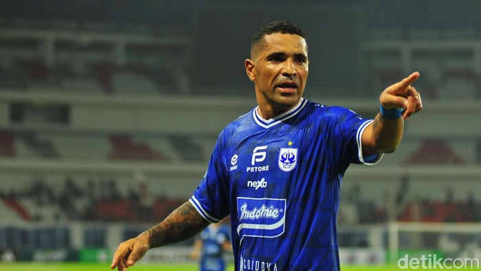 Striker PSIS, Beto Goncalves tampil gemilang dengan mencetak hattrick ke gawang Persipal Palu di Stadion Jatidiri, Minggu (29/3/2026).