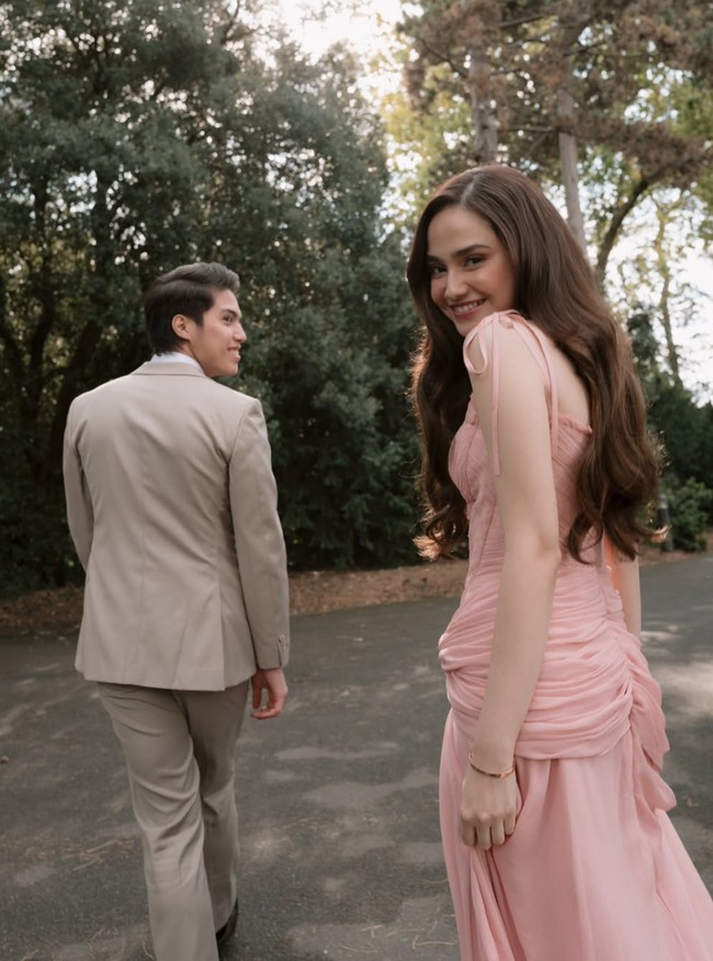 Semakin mendekati hari pernikahan, Syifa dan El Rumi kembali membagikan foto-foto prewedding mereka. Jika sebelumnya keduanya tampil tradisional, kali ini mereka terlihat memukau dengan busana formal. Foto: Instagram/@syifahadju/@elelrumi