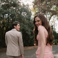 Semakin mendekati hari pernikahan, Syifa dan El Rumi kembali membagikan foto-foto prewedding mereka. Jika sebelumnya keduanya tampil tradisional, kali ini mereka terlihat memukau dengan busana formal. Foto: Instagram/@syifahadju/@elelrumi