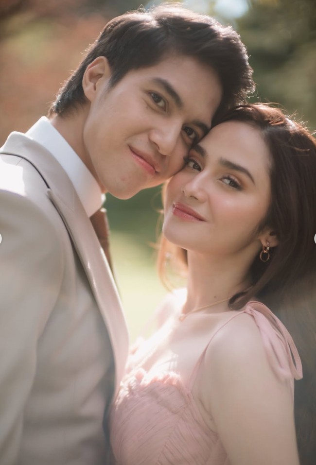 Syifa Hadju tampil cantik memukau dengan riasan flawless yang soft. Pulasan blush on lembut berpadu dengan eyeshadow coklat dan lipstik pink natural membuat pesona kecantikan Syifa makin terpancar. Foto: Instagram/@syifahadju/@elelrumi