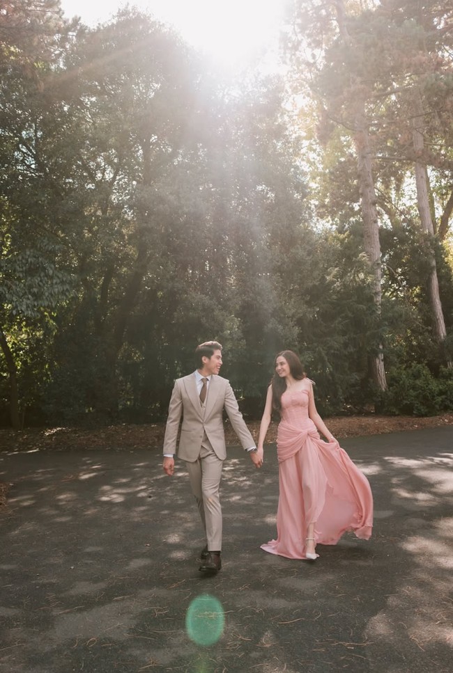 Sementara Syifa tampil anggun dengan gaun panjang berwarna soft pink. Gaun tersebut memiliki detail drapery di bagian bodice hingga pinggul, yang membentuk siluet tubuh dengan cantik. Juga terdapat aksen slit tinggi di bagian kaki yang menambah sentuhan glamor sekaligus modern. Foto: Instagram/@syifahadju/@elelrumi