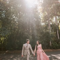 Sementara Syifa tampil anggun dengan gaun panjang berwarna soft pink. Gaun tersebut memiliki detail drapery di bagian bodice hingga pinggul, yang membentuk siluet tubuh dengan cantik. Juga terdapat aksen slit tinggi di bagian kaki yang menambah sentuhan glamor sekaligus modern. Foto: Instagram/@syifahadju/@elelrumi