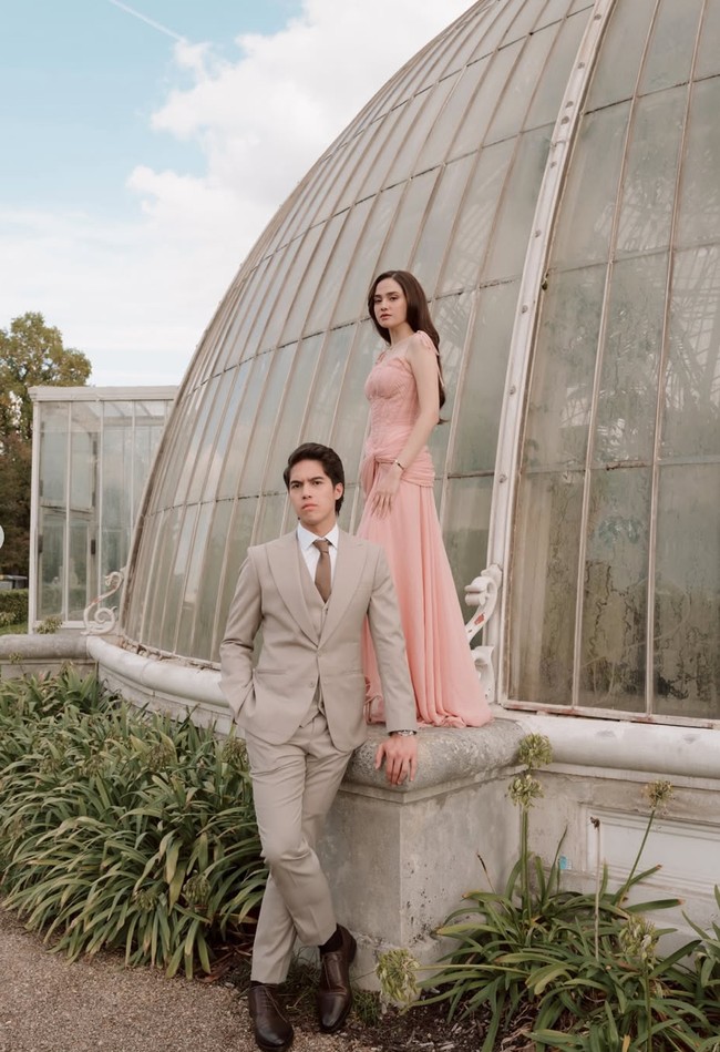 Pemotretan prewedding kali ini dilakukan outdoor di Kew Garden Botanical Gardens, London, Inggris. The beginning of our always, tulis Syifa dalam keterangan unggahannya. Foto: Instagram/@syifahadju/@elelrumi