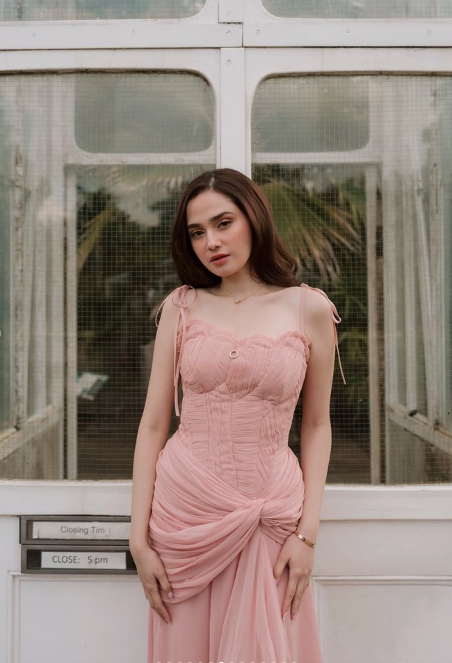 Mempermanis tampilan, Syifa memilih perhiasan berupa kalung dan gelang dengan model simpel dan minimalis. Foto: Instagram/@syifahadju/@elelrumi