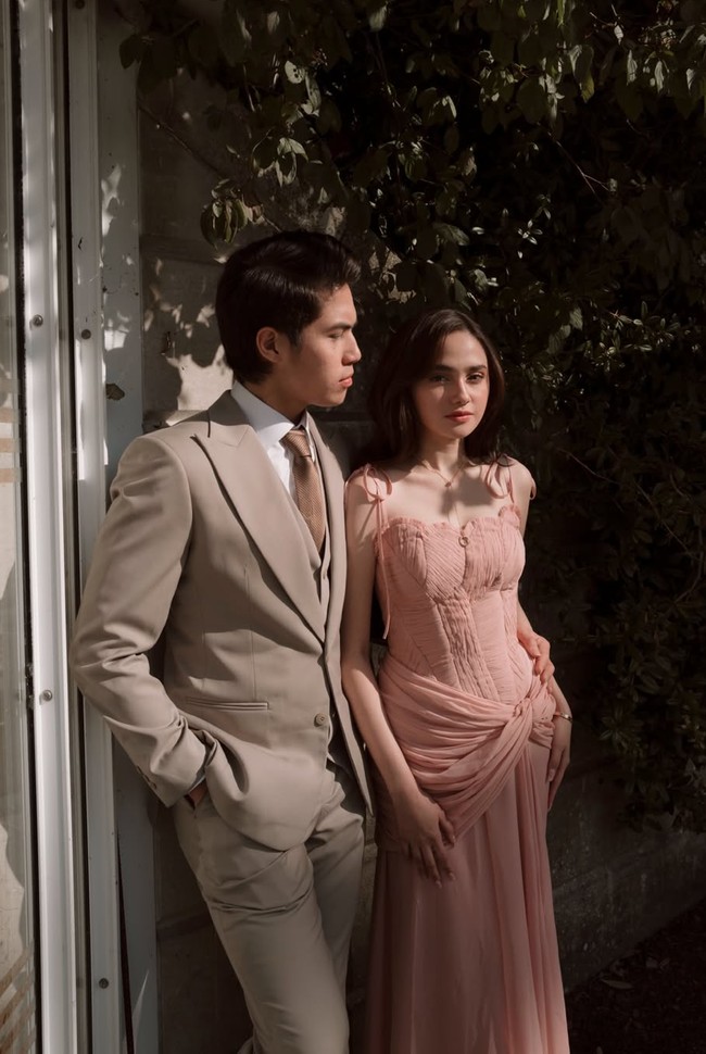 Saking cantiknya, banyak yang menyebut kecantikan Syifa unreal di pemotretan prewedding ini. cipa cantiknya unreal bgt, tulis salah satu komentar. Kek barbie, komentar lain. Foto: Instagram/@syifahadju/@elelrumi