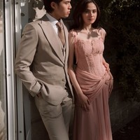Saking cantiknya, banyak yang menyebut kecantikan Syifa unreal di pemotretan prewedding ini. cipa cantiknya unreal bgt, tulis salah satu komentar. Kek barbie, komentar lain. Foto: Instagram/@syifahadju/@elelrumi