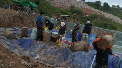 Tambang emas ilegal di Bukit Lendak Bare, Desa Buwun Mas, Kecamatan Sekotong, Lombok Barat.