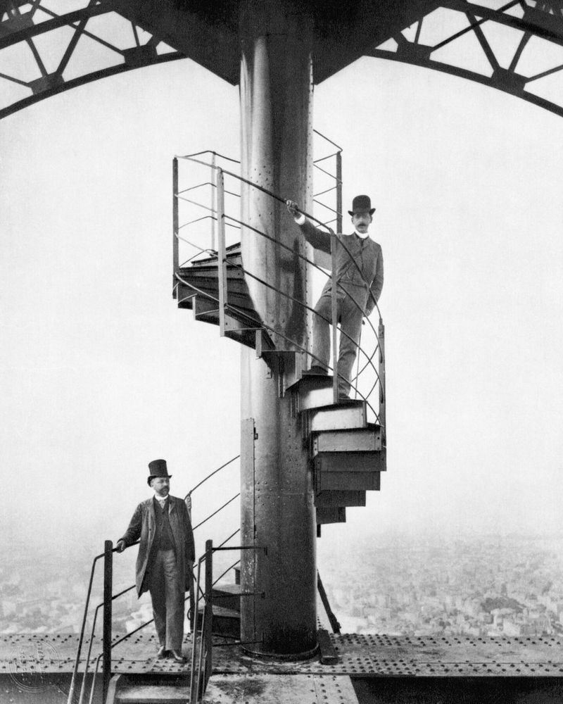 Tangga spiral Menara Eiffel yang dilelang oleh rumah lelang Artcurial Tangga spiral Menara Eiffel yang dilelang oleh rumah lelang Artcurial