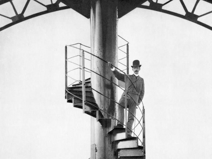 Tangga spiral Menara Eiffel yang dilelang oleh rumah lelang Artcurial