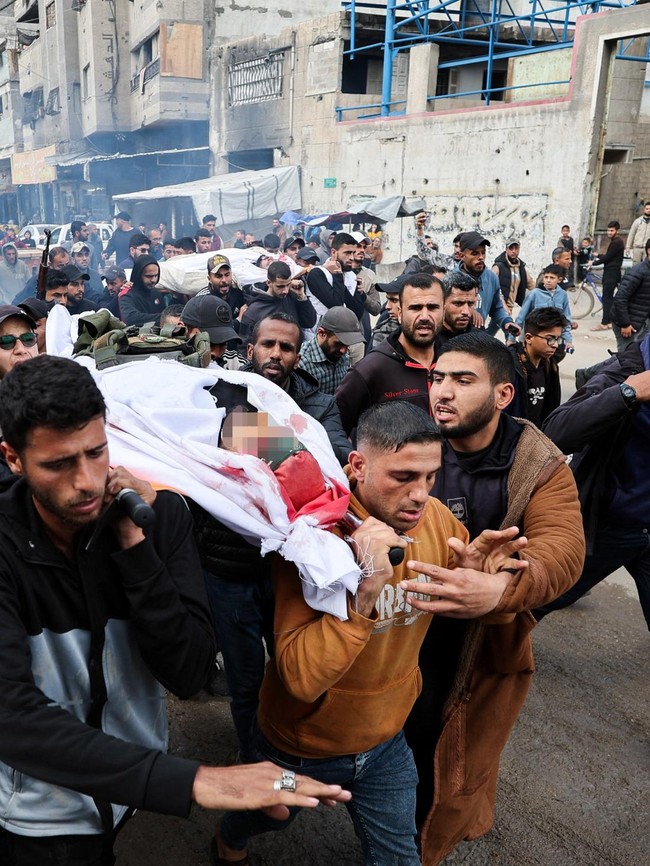 Tangis Iringi Pemakaman Korban Serangan Israel